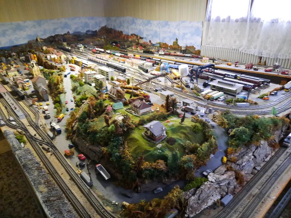 Réseau Märklin HO vu d’ensemble avec colline, route et faisceau de voies