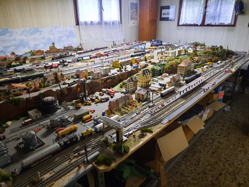Vue générale du réseau Märklin HO de 5,2 x 3 m avec gare, ville et dépôt