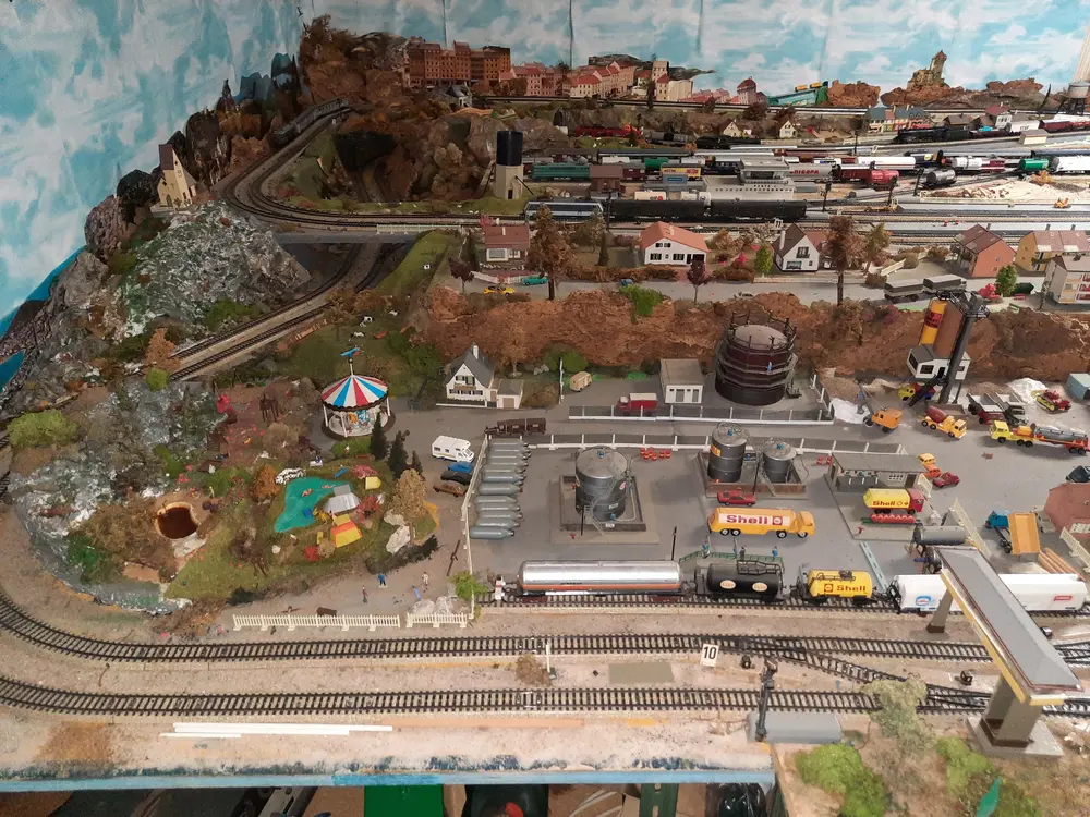 Zone industrielle Shell, fête foraine et voies du réseau Märklin HO